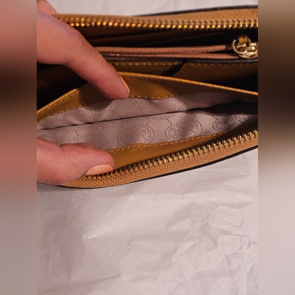 Michael Kors Jet Set Travel Large Saffiano Leather Wallet - Picture 5 of 16